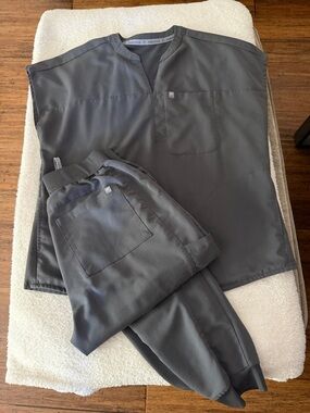 Fabletics Men's Gray Joggers and Top Set - Slate Gray